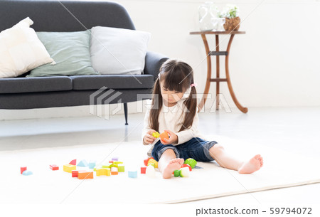 女孩玩積木 59794072