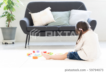 女孩玩積木 59794073