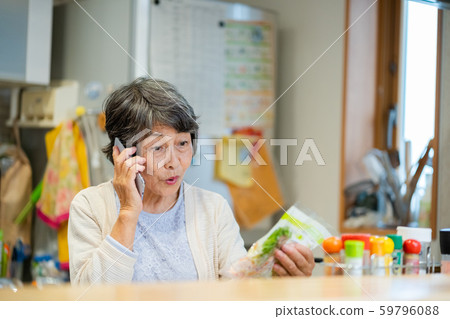 電話的資深婦女，有智能手機的資深婦女，銀一代年長婦女畫象 59796088