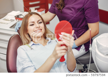 Beautiful girl sitting in the dentist's office 59797594