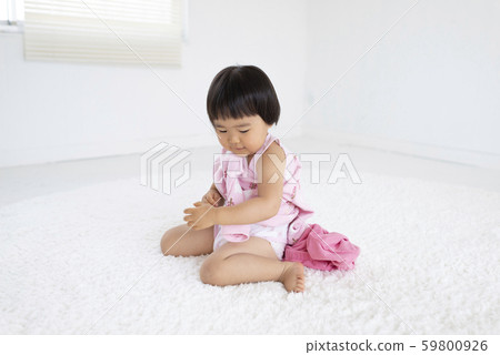 孩子換衣服 59800926