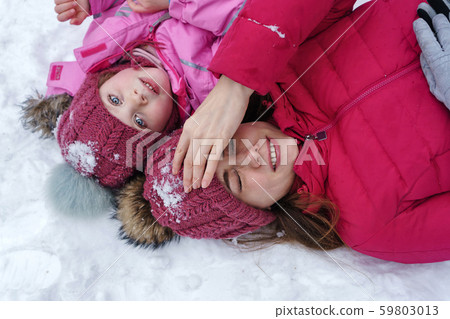 Winter fun family 59803013