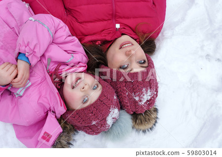 Winter fun family 59803014