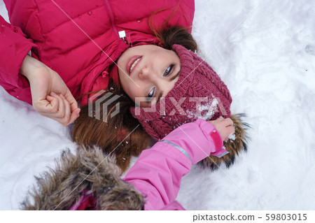 Winter fun family 59803015