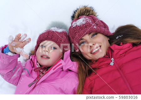 Winter fun family 59803016