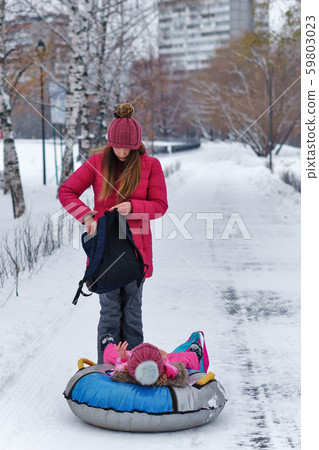 Winter fun family 59803023