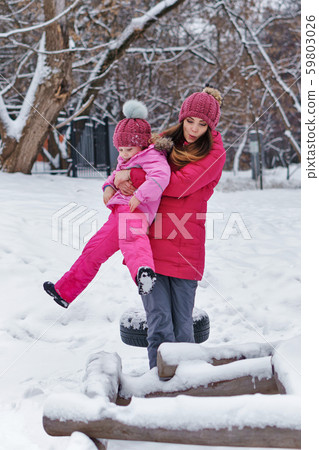Winter fun family 59803026