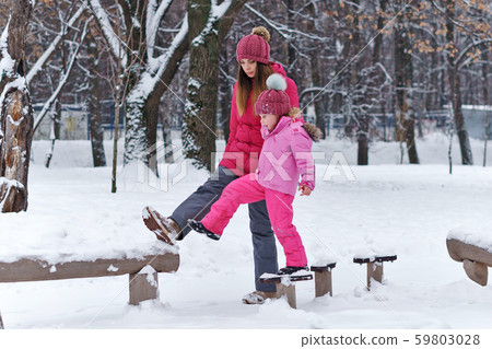 Winter fun family 59803028