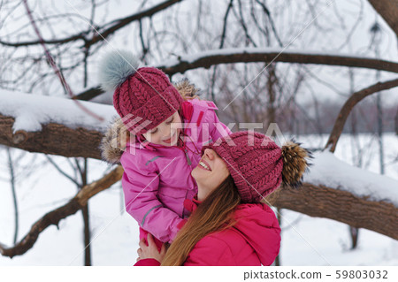 Winter fun family 59803032