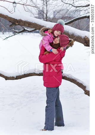 Winter fun family 59803037