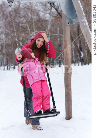 Winter fun family 59803042