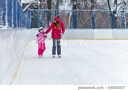 Winter fun family 59803057