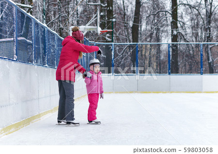 Winter fun family 59803058