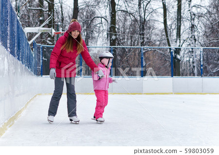 Winter fun family 59803059