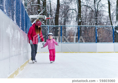 Winter fun family 59803060