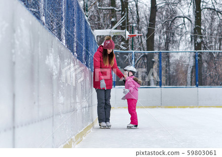 Winter fun family 59803061