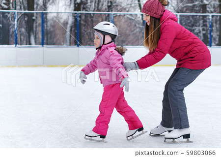 Winter fun family 59803066