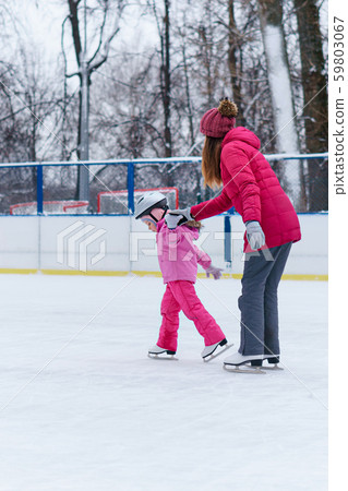 Winter fun family 59803067