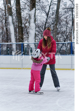 Winter fun family 59803069