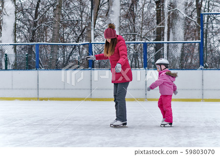 Winter fun family 59803070