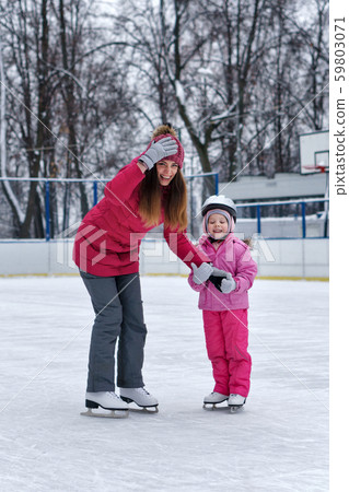 Winter fun family 59803071