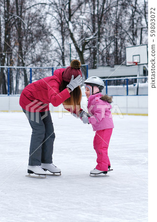 Winter fun family 59803072
