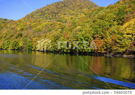 洞爺湖中島紅葉（從遊船上觀看） 59803079