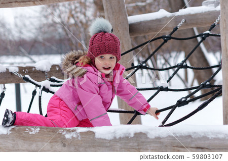 Winter fun child 59803107