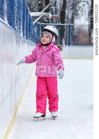Winter fun child 59803110