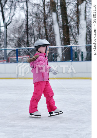 Winter fun child 59803116