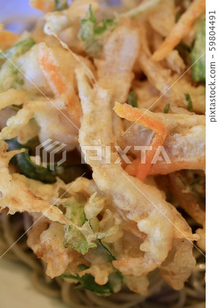 冷蕎麥麵配白蝦和海鮮天婦羅 冷蕎麥麵配白蝦和海鮮天婦羅 59804491