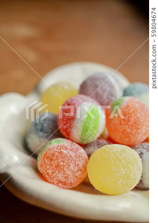 日式餐具上盛裝的彩色糖果 59804674