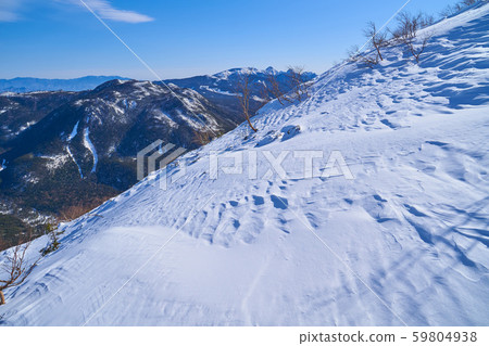 Looking at the southeast side from the slope near Mt. Tateshina 2500m in Nagano Prefecture in winter (Kitayokodake, Yatsugatake) 59804938