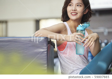 女人健身休息 女人健身休息 59807665