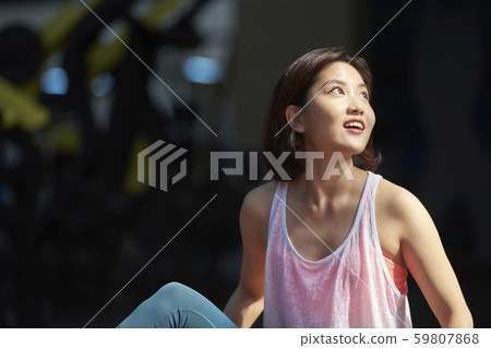 Woman fitness break Woman fitness break 59807868