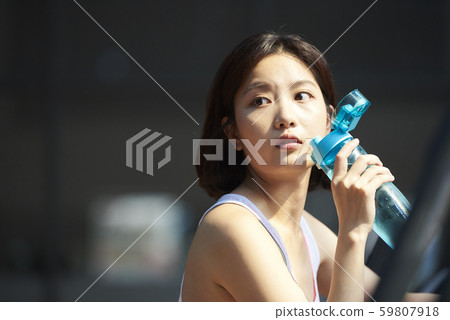 女子健身單車 59807918