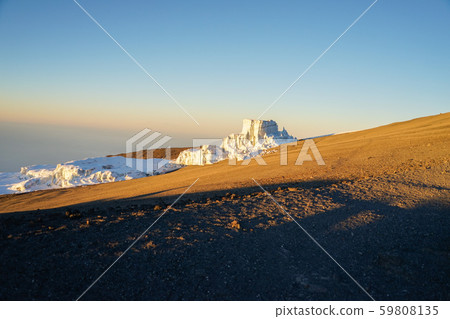 乞力馬扎羅山頂部的冰川 59808135
