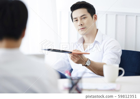 Male business meeting 59812351