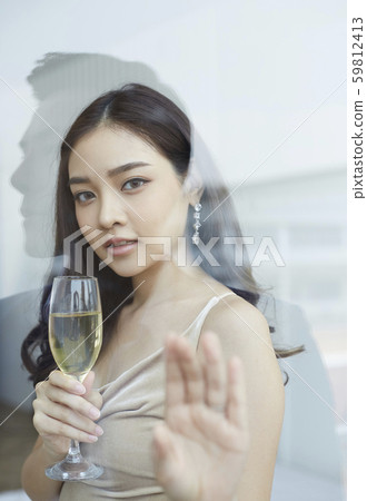 Men and women lifestyle party 59812413