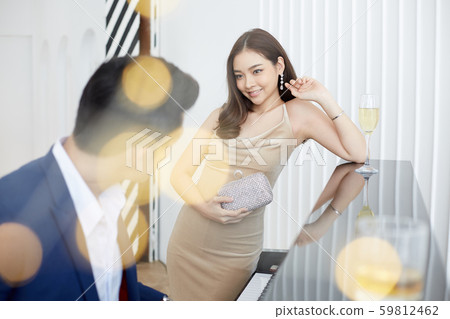 Men and women lifestyle party 59812462