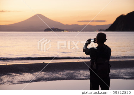 A person taking a sunset A person taking a sunset 59812830