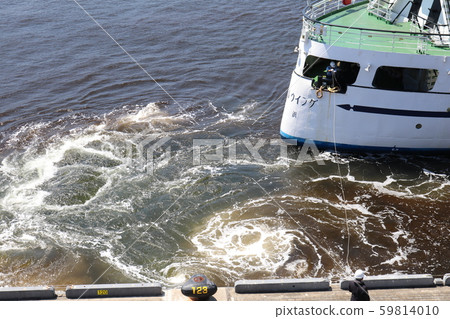 Yokohama Port restaurant sightseeing boat Royal Wing berthing work 59814010