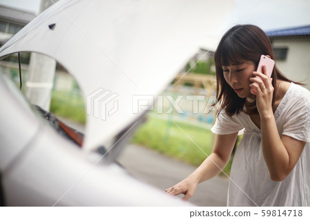 汽車壞了的女人 59814718