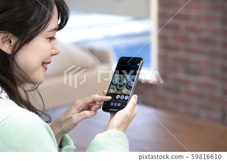 A woman who operates a smartphone (SNS image) 59816610
