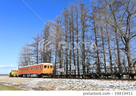 Conservation vehicle at Kofuku Station (Kiha22 type train and motor car) 59819451