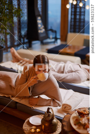 Couple relax and drink detox infusion in spa salon 59823137