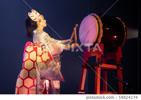 Traditional Japanese performance. Actress in white 59824174