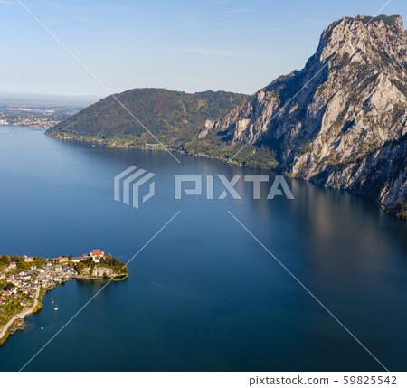 Peaceful autumn Alps mountain Traunsee lake view 59825542