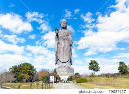 牛久大佛的全景[藍天背] 59827857