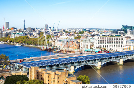 Cityscape of London along the Black Flyers Bridge and River Thames Cityscape of London along the Black Flyers Bridge and River Thames 59827909